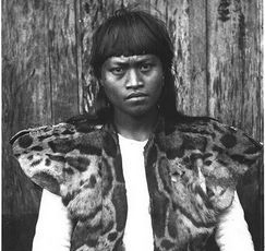 Aborigen de Taiwán cubierto con una piel de leopardo, Taiwán