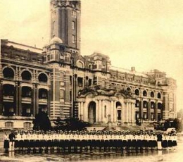 Estudiantes taiwanesas posando frente al palacio del gobernador japonés en Taipéi 1937